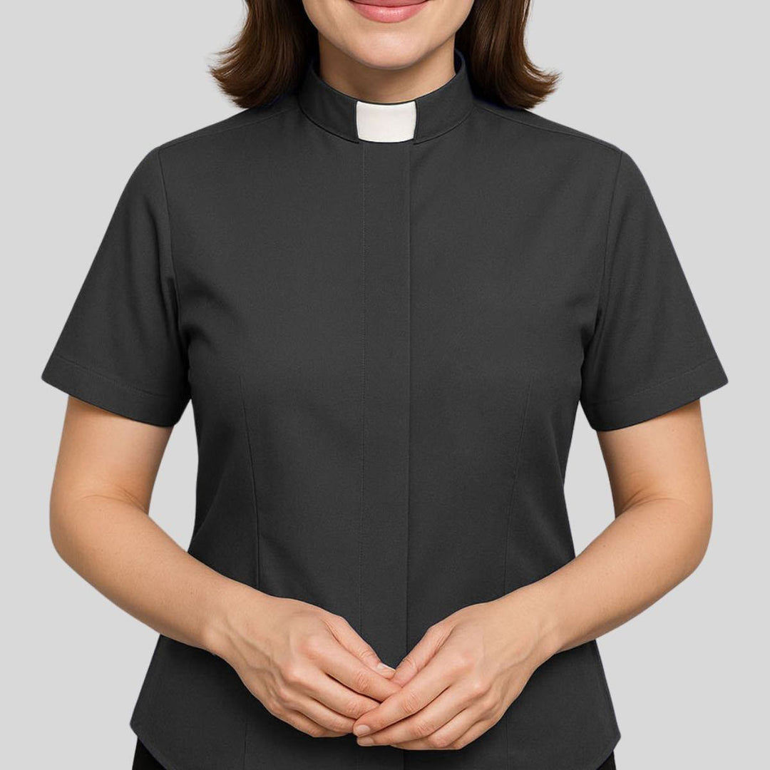 Modernes Unisex-Pfarrerhemd von Christianartworkshop mit weißem Kragen: Elegantes schwarzes Glaubenshemd - image 1