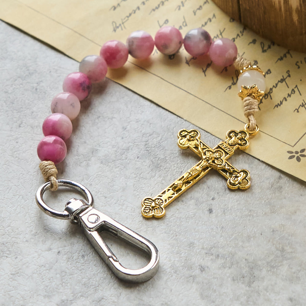 Christianartworkshop Tragbarer Rosenkranz-Schlüsselanhänger aus persischen rosa Jadeperlen mit bronzenem Kruzifix - image 1