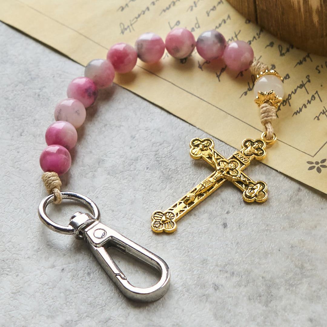Christianartworkshop Tragbarer Rosenkranz-Schlüsselanhänger aus persischen rosa Jadeperlen mit bronzenem Kruzifix - image 1