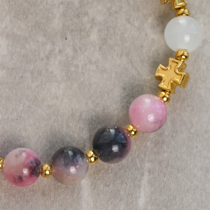 Christianartworkshop Anmutiges 8 mm großes Armband aus persischen rosa und schwarzen Jadeperlen mit antikem Kreuz - image 4