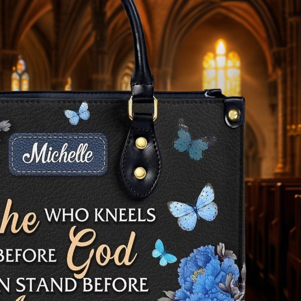 Christianartworkshop – Elegante, florale, personalisierte Lederhandtasche mit Bibelzitat: „Gott ist mit ihr“ - image 5