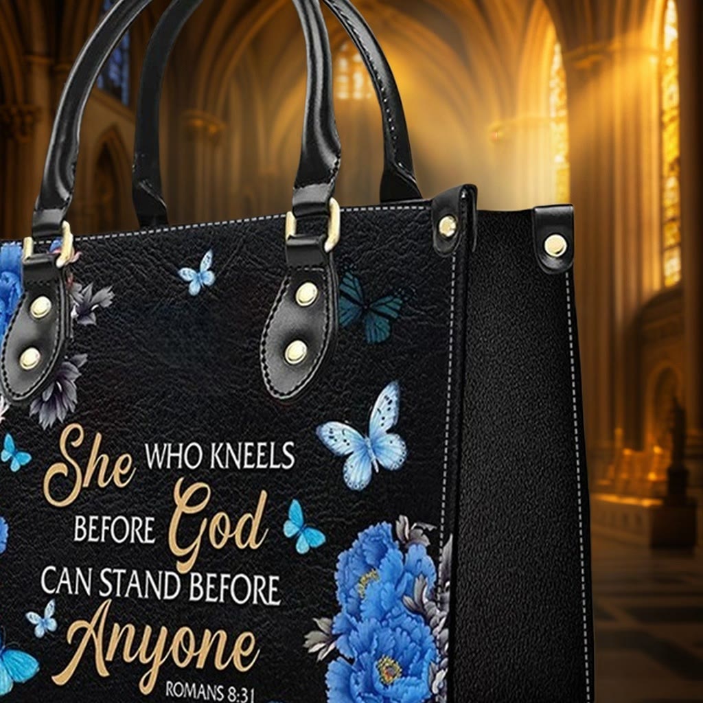 Elegante, personalisierte Lederhandtasche mit Blumenmuster und Bibelzitat von Christianartworkshop: Gott ist mit ihr - image 6