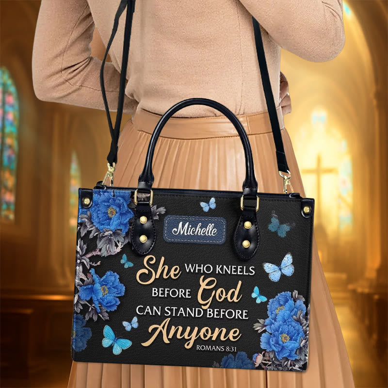 Elegante, personalisierte Lederhandtasche mit Blumenmuster und Bibelzitat von Christianartworkshop: Gott ist mit ihr - image 3