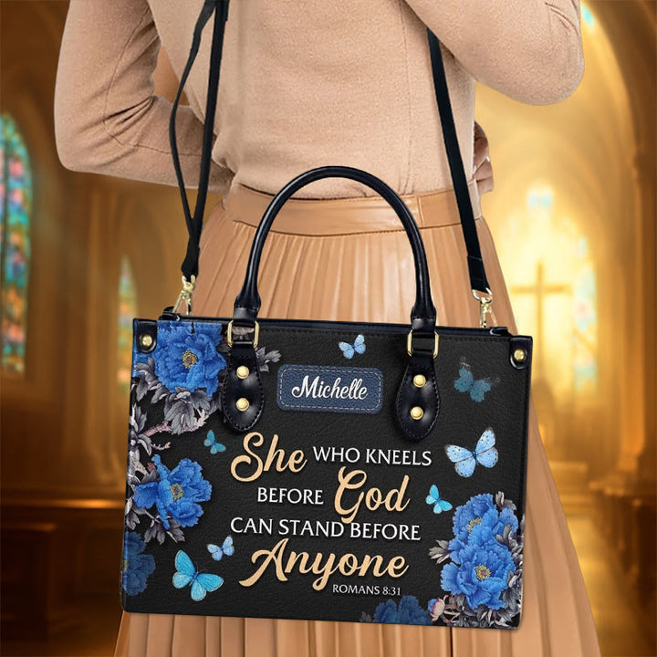Elegante, personalisierte Lederhandtasche mit Blumenmuster und Bibelzitat von Christianartworkshop: Gott ist mit ihr - image 3
