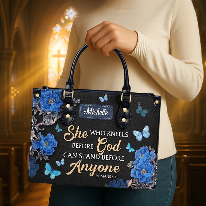 Elegante, personalisierte Lederhandtasche mit Blumenmuster und Bibelzitat von Christianartworkshop: Gott ist mit ihr - image 4