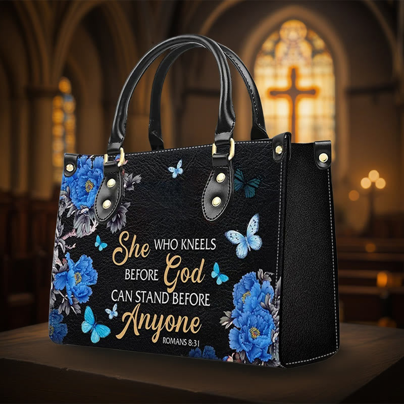 Elegante, personalisierte Lederhandtasche mit Blumenmuster und Bibelzitat von Christianartworkshop: Gott ist mit ihr - XL - Standard (keine Sonderanfertigung) - image 0