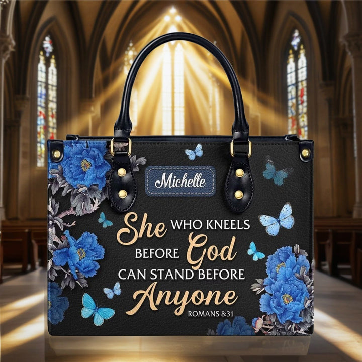 Elegante, personalisierte Lederhandtasche mit Blumenmuster und Bibelzitat von Christianartworkshop: Gott ist mit ihr - image 2