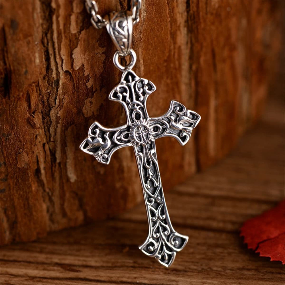 Christianartworkshop Vintage-Anhänger mit filigranem Kreuz-Ornament aus Silber: Ein geschätztes Symbol spiritueller Verbindung - image 1