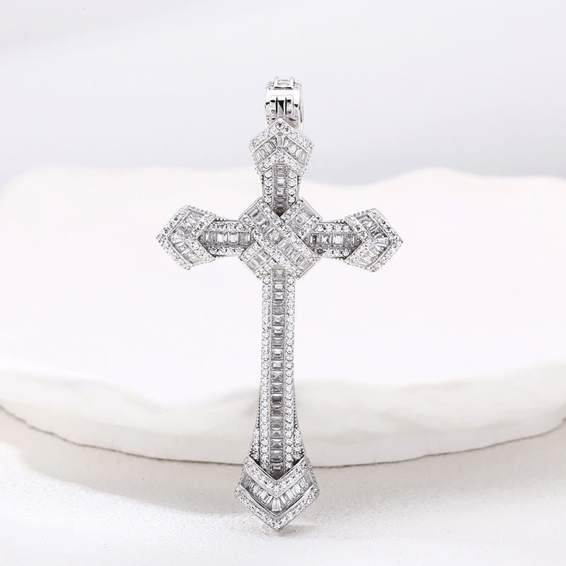 Christianartworkshop Künstlerischer Diamant – Silberner Kreuzanhänger mit Nieten: Eine einzigartige Fusion aus Eleganz und Glauben - image 2