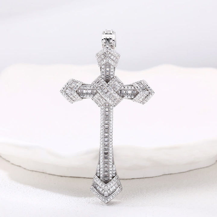 Christianartworkshop Künstlerischer Diamant – Silberner Kreuzanhänger mit Nieten: Eine einzigartige Fusion aus Eleganz und Glauben - image 2