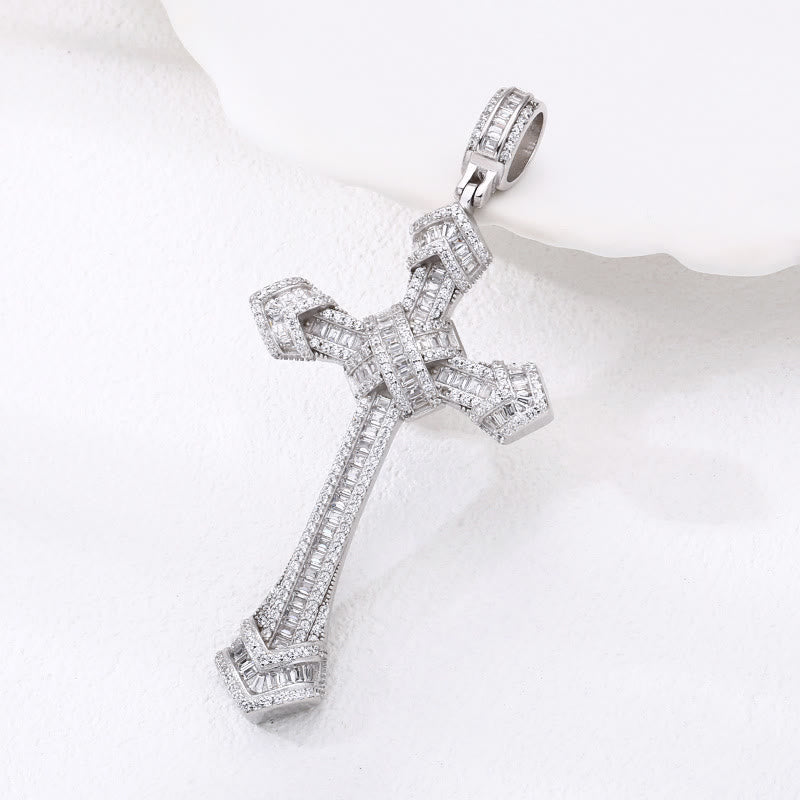 Christianartworkshop Künstlerischer Diamant – Silberner Kreuzanhänger mit Nieten: Eine einzigartige Fusion aus Eleganz und Glauben - image 1