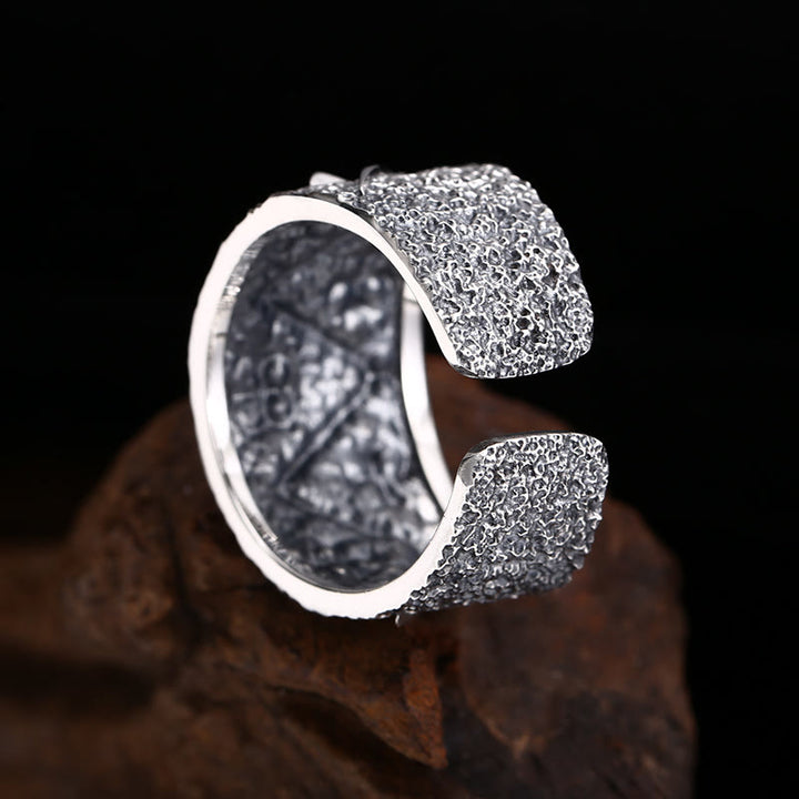 Christianartworkshop Klassischer Ring mit Kreuzmuster aus 925er Silber: Ein tiefgründiges Symbol des Glaubens - image 3