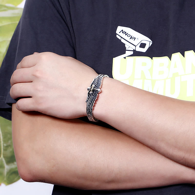 Christianartworkshop Vintage-Armband mit zweifarbigem silbernem Flügelkreuz-Ornament: Ein geschätztes Symbol spiritueller Verbindung - image 1