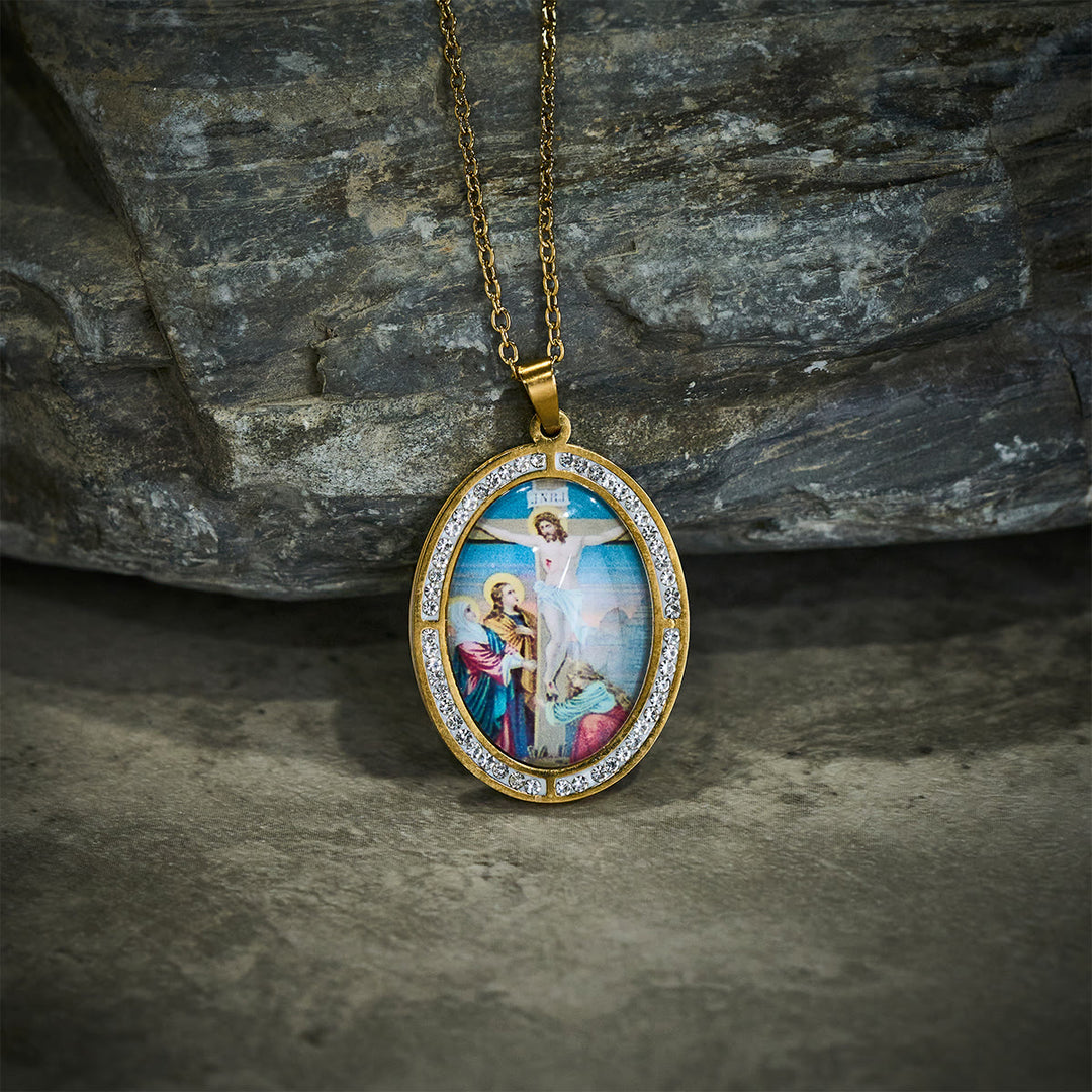 Christianartworkshop Halskette mit ovalem Kruzifix-Anhänger im Vintage-Stil mit funkelndem Rahmen - Edelstahl - image 0