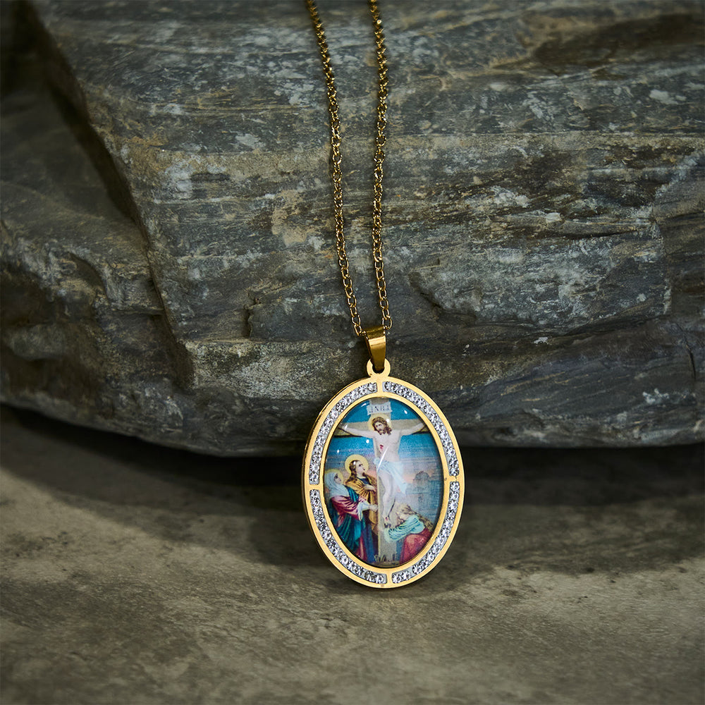 Christianartworkshop Halskette mit ovalem Kruzifix-Anhänger im Vintage-Stil mit funkelndem Rahmen - image 1