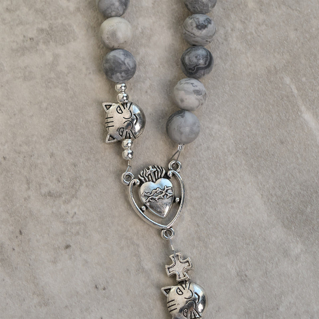 Christianartworkshop Gebetsrosenkranz mit hellgrauer getigerter Katze: Gebetsvolle Fürsorge für streunende Katzen, Armband, Tierrosenkranz - image 7
