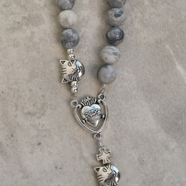 Christianartworkshop Gebetsrosenkranz mit hellgrauer getigerter Katze: Gebetsvolle Fürsorge für streunende Katzen, Armband, Tierrosenkranz - image 7