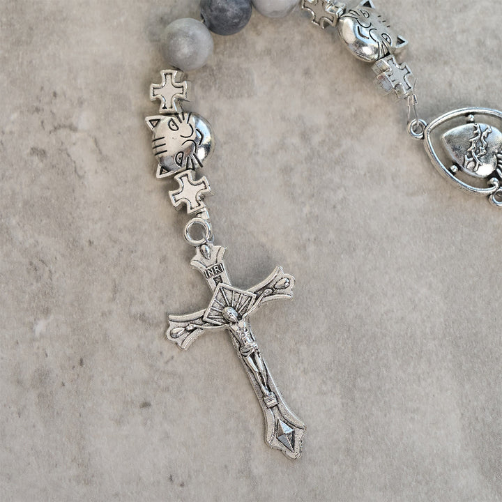 Christianartworkshop Gebetsrosenkranz mit hellgrauer getigerter Katze: Gebetsvolle Fürsorge für streunende Katzen, Armband, Tierrosenkranz - image 8