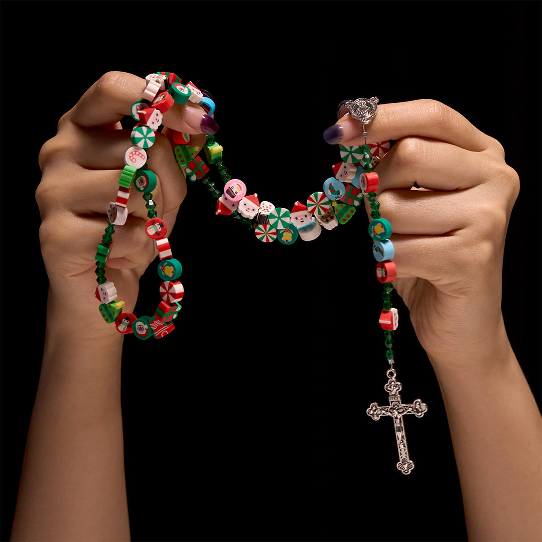 Christianartworkshop Einzigartiger Rosenkranz zur Weihnachtsfeier mit buntem Zuckerstangen-, Weihnachtsmann- und Schneemannmotiv - image 1