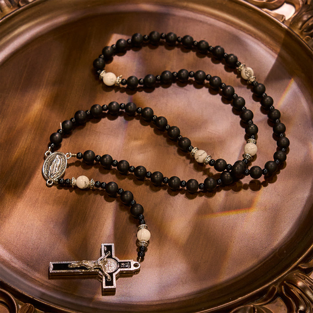 Christianartworkshop Handgefertigter Rosenkranz aus mattschwarzen Perlen mit silbernem Kruzifix und Wundertätiger Medaille - image 3