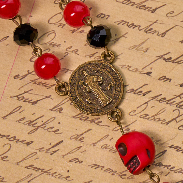 Christianartworkshop Rosenkranz im gotischen Stil mit roten Totenkopf-Akzenten und kunstvollem Blumenkreuz - image 7