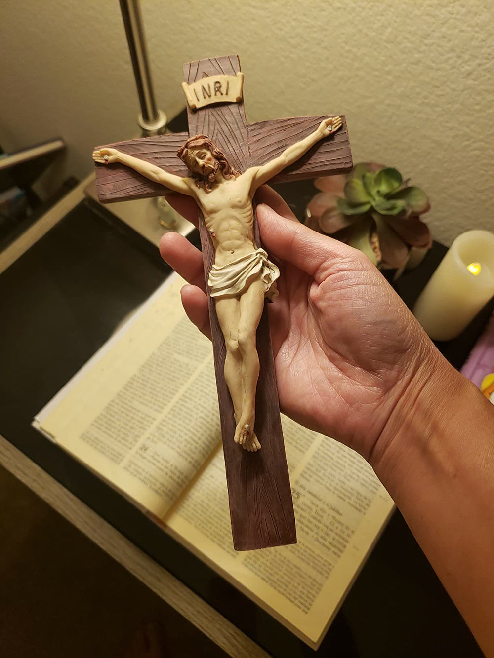 Christianartworkshop INRI – Beschriftetes Harzkruzifix: Ein tiefgründiges Symbol der Ehrfurcht - image 1