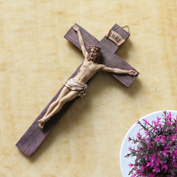 Christianartworkshop INRI – Beschriftetes Harzkruzifix: Ein tiefgründiges Symbol der Ehrfurcht - image 2