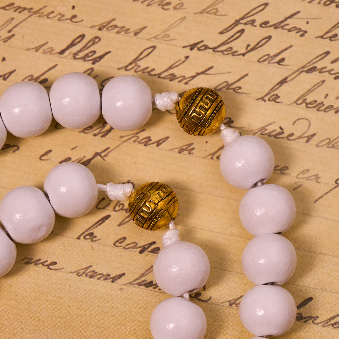 Christianartworkshop Eleganter Rosenkranz aus weißen Perlen mit goldfarbenem Kruzifix und Medaille Unserer Lieben Frau - image 6