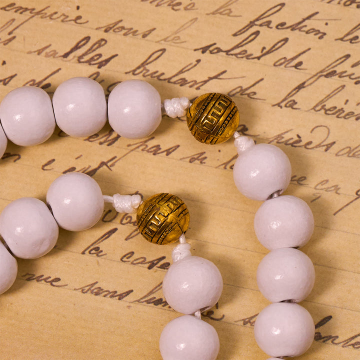 Christianartworkshop Eleganter Rosenkranz aus weißen Perlen mit goldfarbenem Kruzifix und Medaille Unserer Lieben Frau - image 6