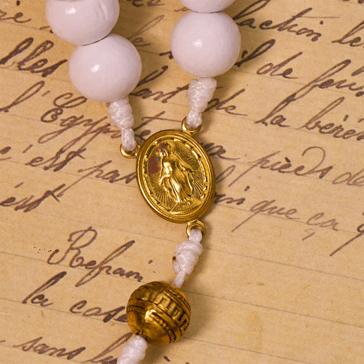 Christianartworkshop Eleganter Rosenkranz aus weißen Perlen mit goldfarbenem Kruzifix und Medaille Unserer Lieben Frau - image 8