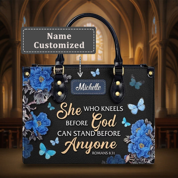 Elegante, personalisierte Lederhandtasche mit Blumenmuster und Bibelzitat von Christianartworkshop: Gott ist mit ihr - XL - Name personalisiert - image 1