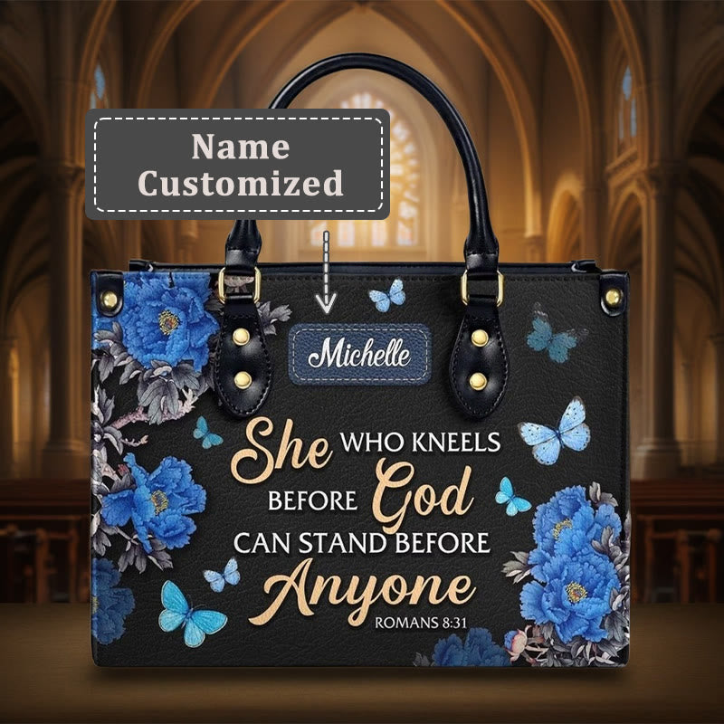 Christianartworkshop – Elegante, florale, personalisierte Lederhandtasche mit Bibelzitat: „Gott ist mit ihr“ - XL - Name individuell gestaltet - image 1
