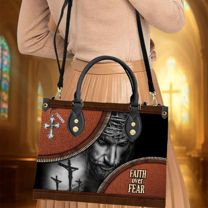 Christianartworkshop Lederhandtasche mit Jesus-Motiv „Glaube über Angst“: Tragen Sie Mut und Christus mit sich - XL - Regulär - image 0