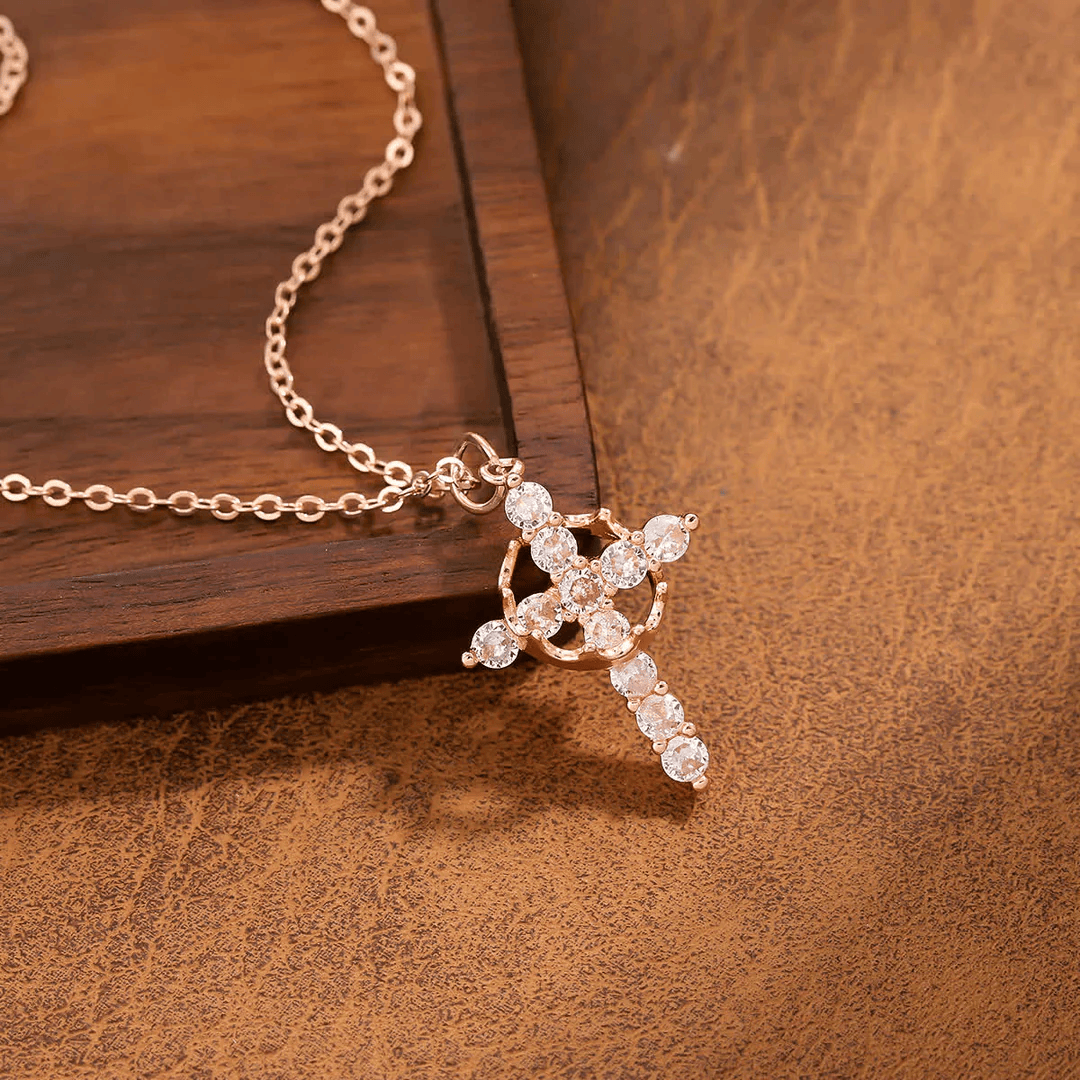 Christianartworkshop Moderne Halskette mit Kreuz „Crowned in Faith“ und Ohrringen - Halskette - Roségold - image 5