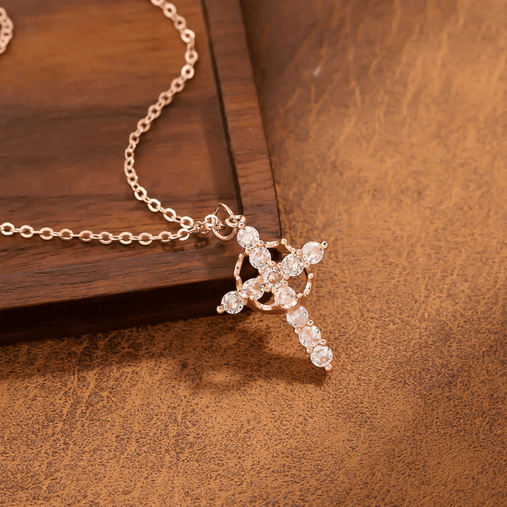 Christianartworkshop Moderne Halskette mit Kreuz „Crowned in Faith“ und Ohrringen - Halskette - Roségold - image 5