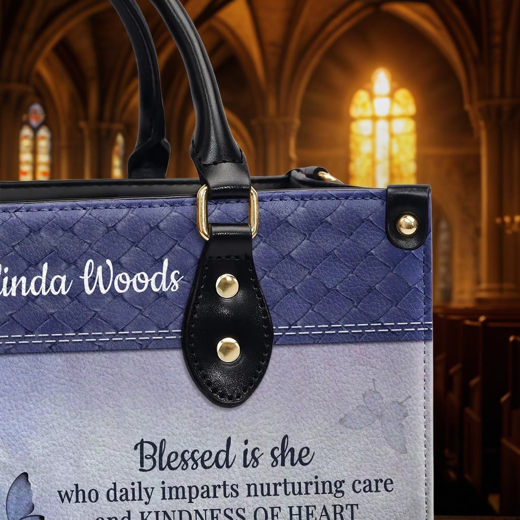 Christianartworkshop Graceful Scripture Blessed is She Personalisierte Lederhandtasche in violett-blauen Tönen - image 6