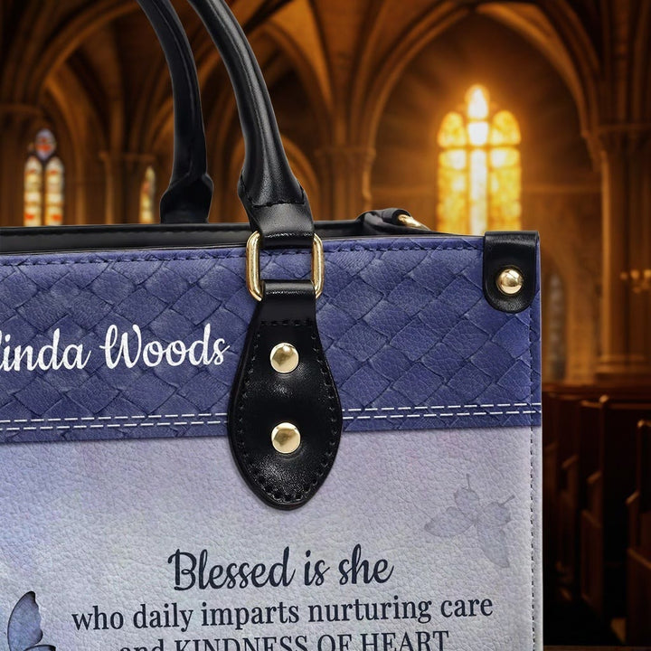 Christianartworkshop Graceful Scripture Blessed is She Personalisierte Lederhandtasche in violett-blauen Tönen - image 6
