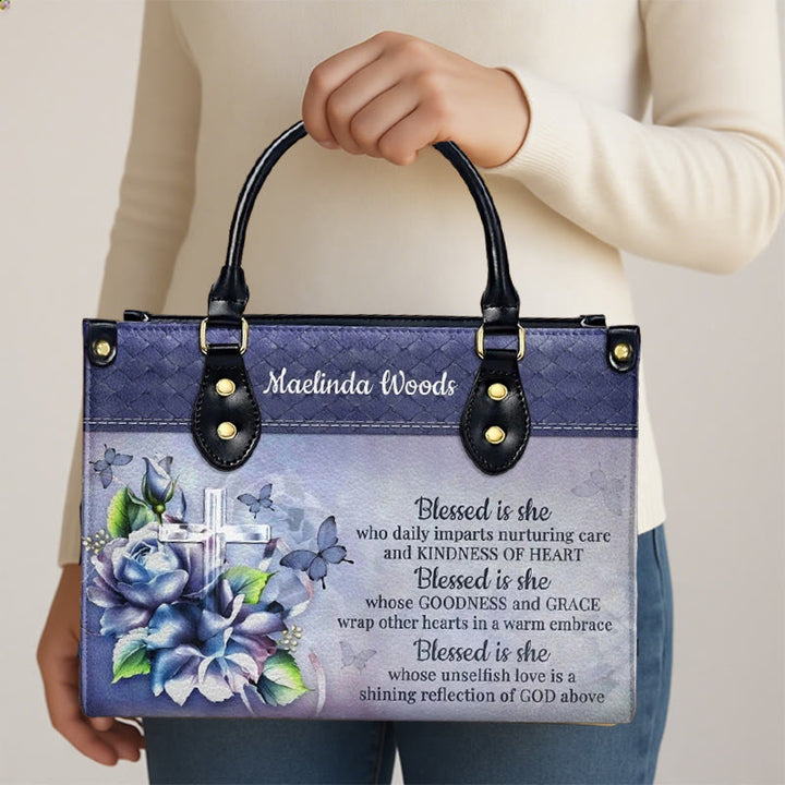 Christianartworkshop Graceful Scripture Blessed is She Personalisierte Lederhandtasche in violett-blauen Tönen - image 3
