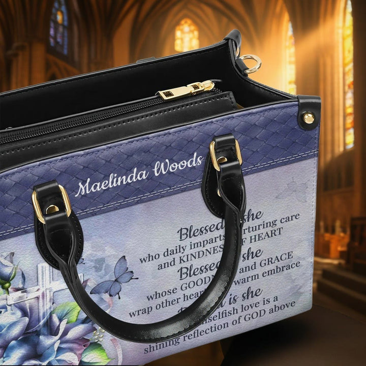 Christianartworkshop Graceful Scripture Blessed is She Personalisierte Lederhandtasche in violett-blauen Tönen - image 5