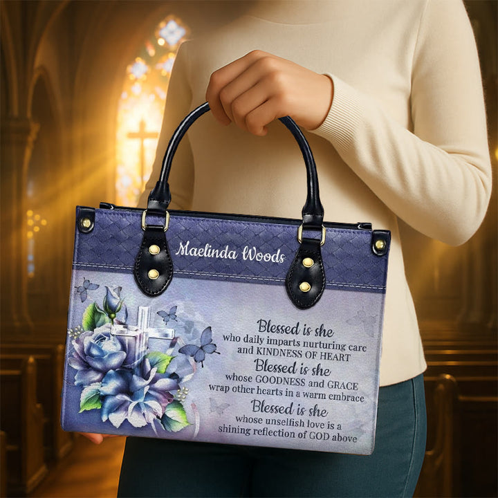 Christianartworkshop Anmutige Schriftstelle „Gesegnet ist sie“ Personalisierte Lederhandtasche in Violett-Blautönen - image 1