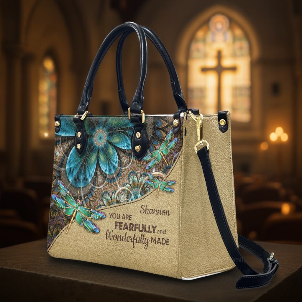Personalisierte Lederhandtasche mit Libellenmotiv und Bibelzitat von Christianartworkshop - image 5