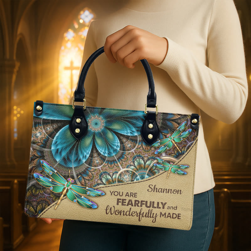 Christianartworkshop – Personalisierte Lederhandtasche mit Blumenmotiv und Bibelvers - image 2