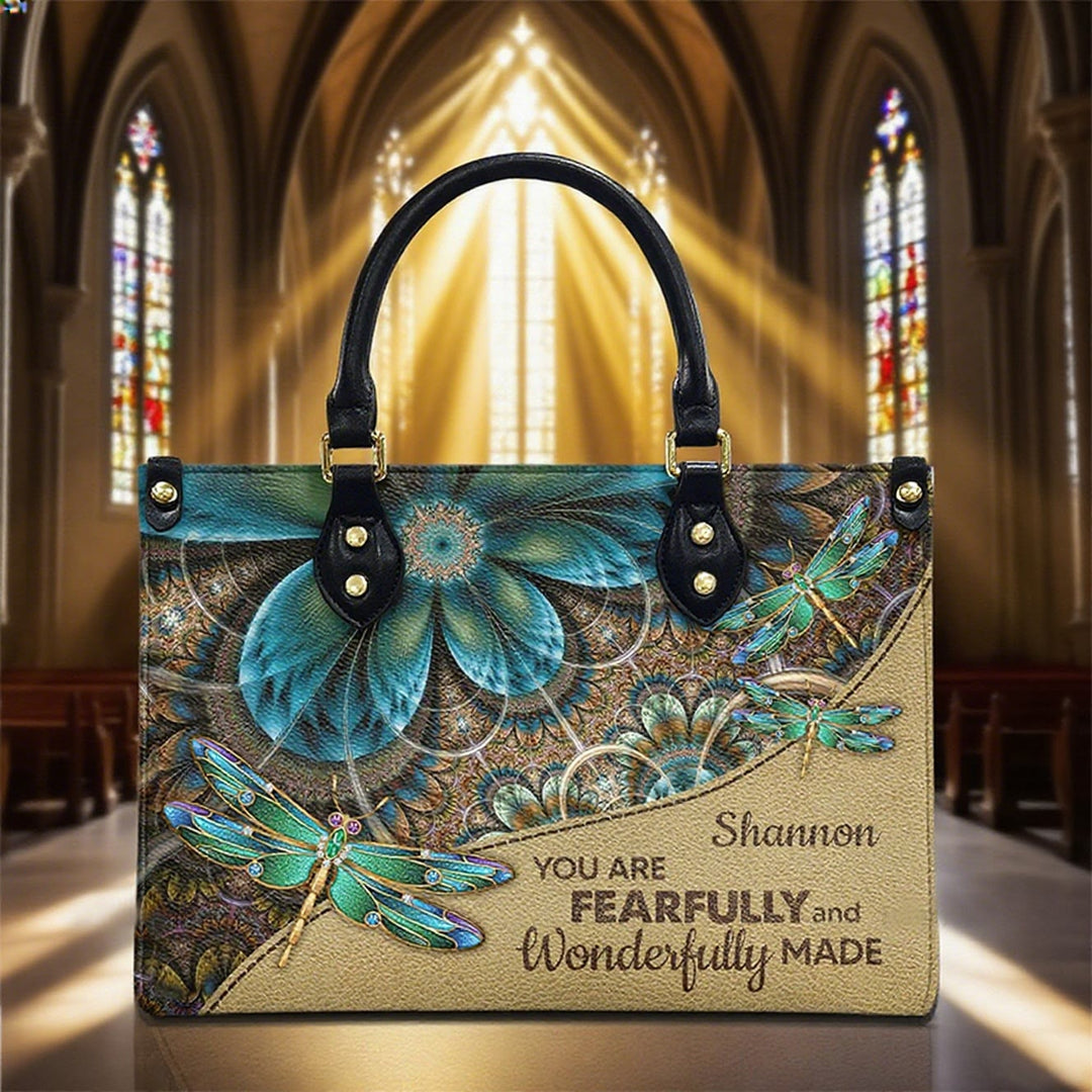 Personalisierte Lederhandtasche mit Libellenmotiv und Bibelzitat von Christianartworkshop - XL - Standard (keine Sonderanfertigung) - image 0