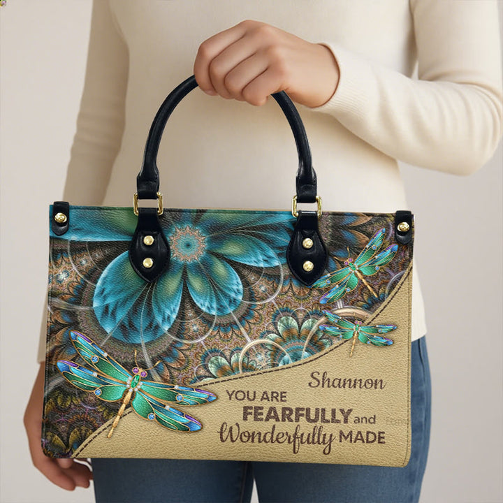 Personalisierte Lederhandtasche mit Libellenmotiv und Bibelzitat von Christianartworkshop - image 3