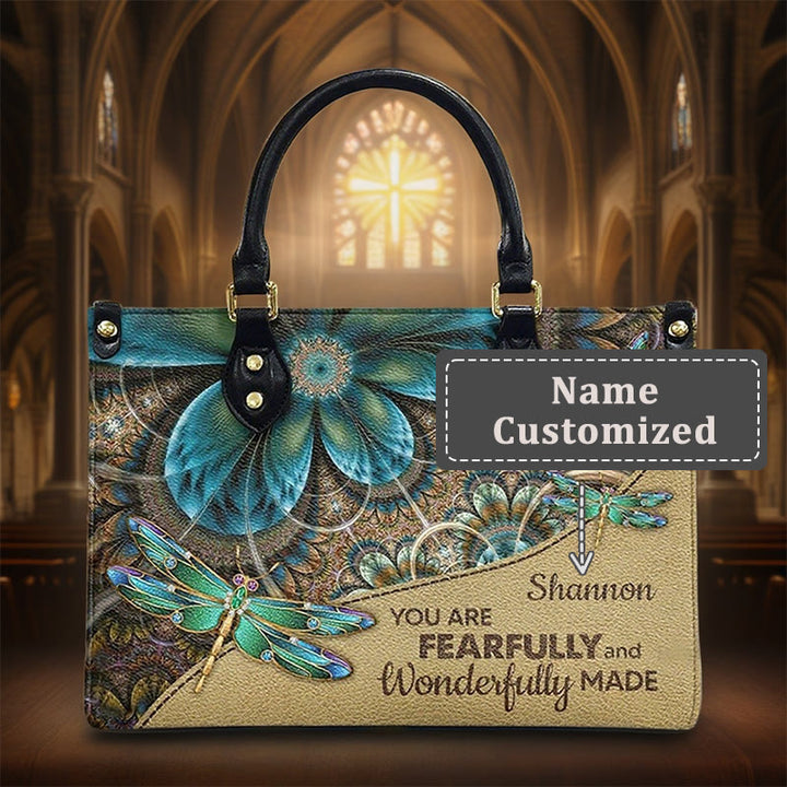 Personalisierte Lederhandtasche mit Libellenmotiv und Bibelzitat von Christianartworkshop - XL - Name personalisiert - image 4