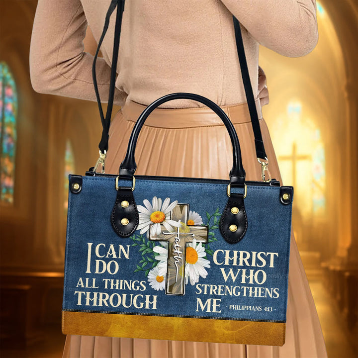 Christianartworkshop – „Ich kann alles durch Christus tun“ – Personalisierte Lederhandtasche mit Gänseblümchenmotiv - image 2