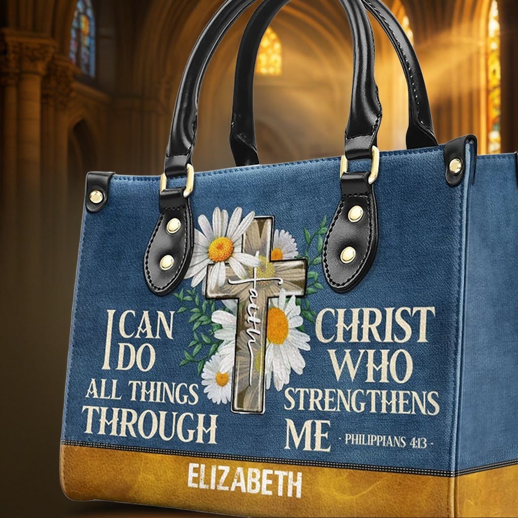 Christianartworkshop – „Ich kann alles durch Christus tun“ – Personalisierte Lederhandtasche mit Gänseblümchenmotiv - image 6