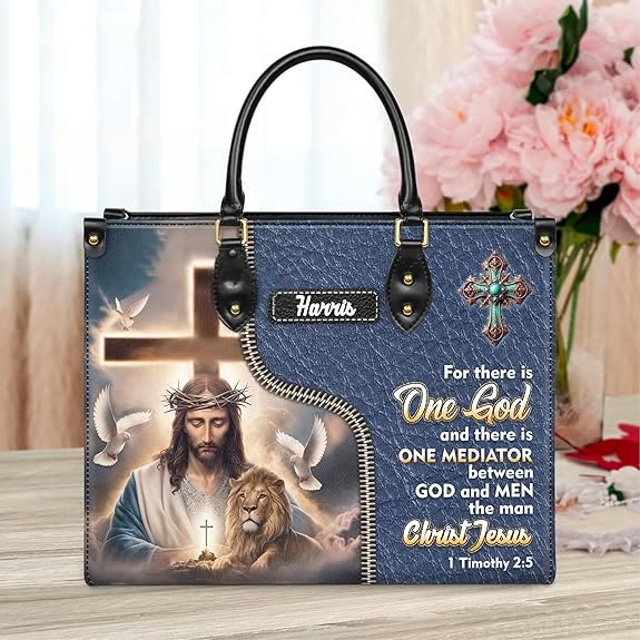 Personalisierte Lederhandtasche von Christianartworkshop mit Jesus, Löwe und dem Bibelvers 1 Timotheus 2,5 - XL - Standard (keine Sonderanfertigung) - image 0