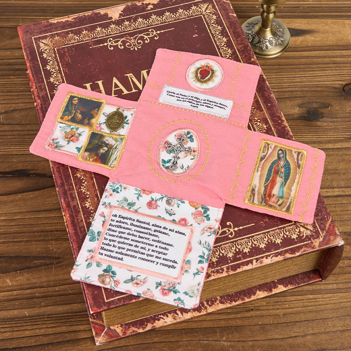 Christianartworkshop Handgefertigtes besticktes Stoffkreuz mit Anhängern: Eine seltene Verschmelzung von Handwerkskunst und Glauben - image 9