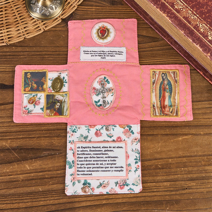 Christianartworkshop Handgefertigtes besticktes Stoffkreuz mit Anhängern: Eine seltene Verschmelzung von Handwerkskunst und Glauben - Rosa - image 4